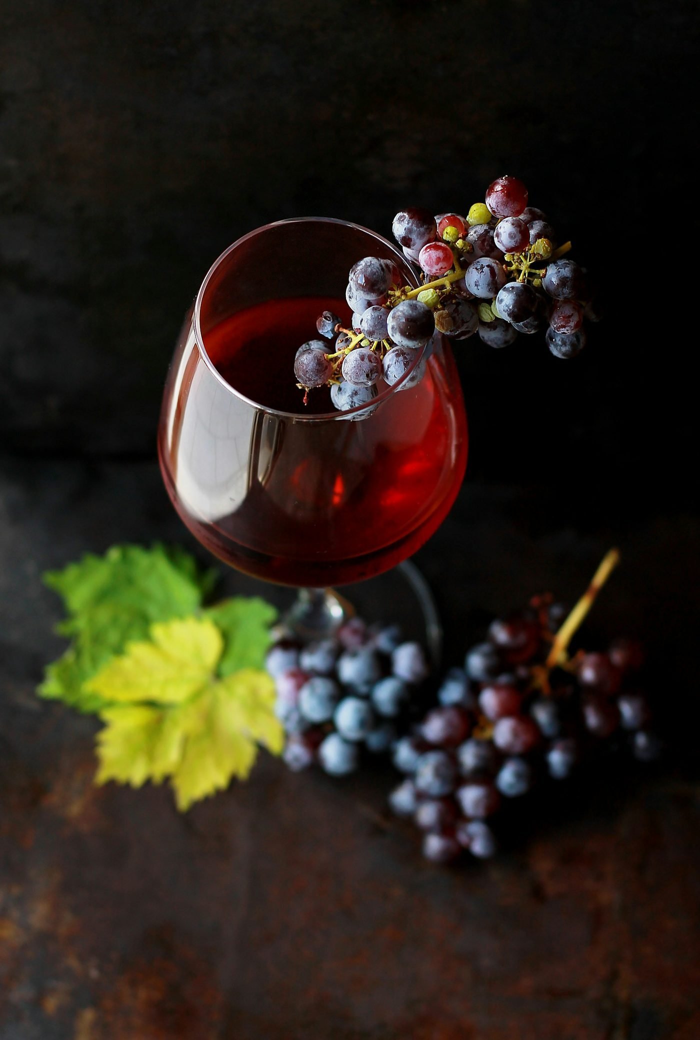 Rotwein und Trauben in La Cave