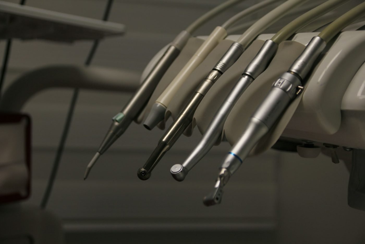 Aufgereihte Dentalinstrumente an der Wand